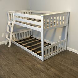 Twin bunk bed