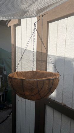 Metal hanging basket