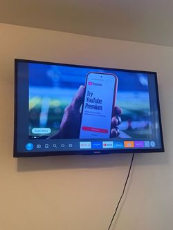 Toshiba 55” Smart TV + Wall Mount – Great Condition