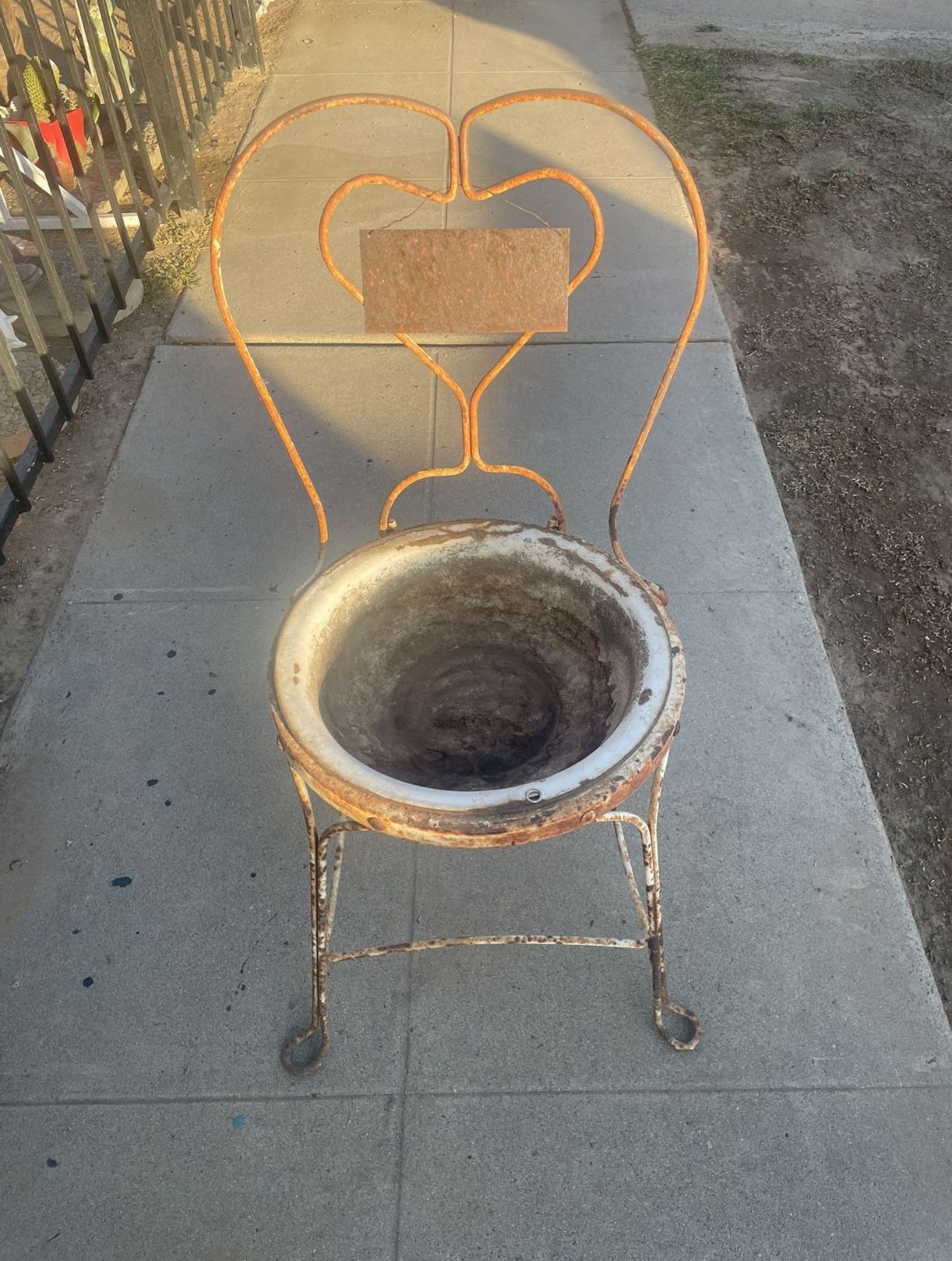 Antique Chair Plantar