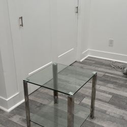 2 raymour & flanigan end tables like new