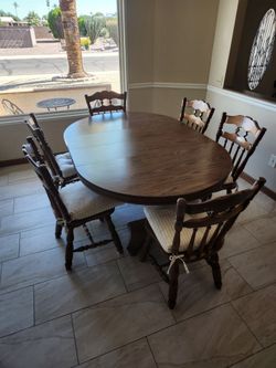 Solid oak dinning room table and chairs