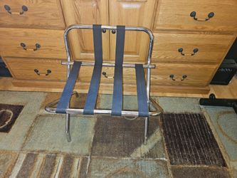 Luggage rack for guest bedroom, can collapse when not in use for easy storage.
