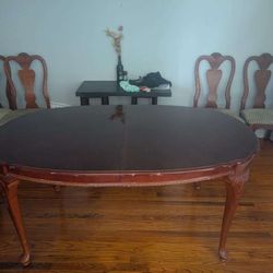 Dining table with 4 Chairs
