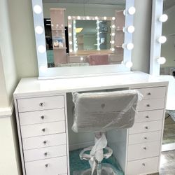 14-Drawer Makeup Vanity With Mirror