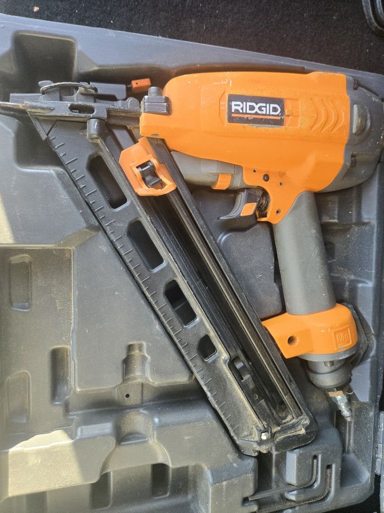 2 RIDGID FINISH NAILEE ONE BIG SIZE WITH BAG AND OTHER ONE SMALLER WITH HARD CASE
