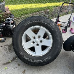 2 Pairs Of Jeep Wheels