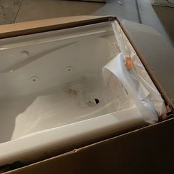 EverClean 60 in. x 32 in. Whirlpool Bathtub with Right Drain in White