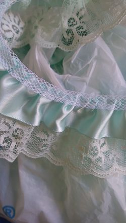 28 yards. 2 inch lace with ribbon