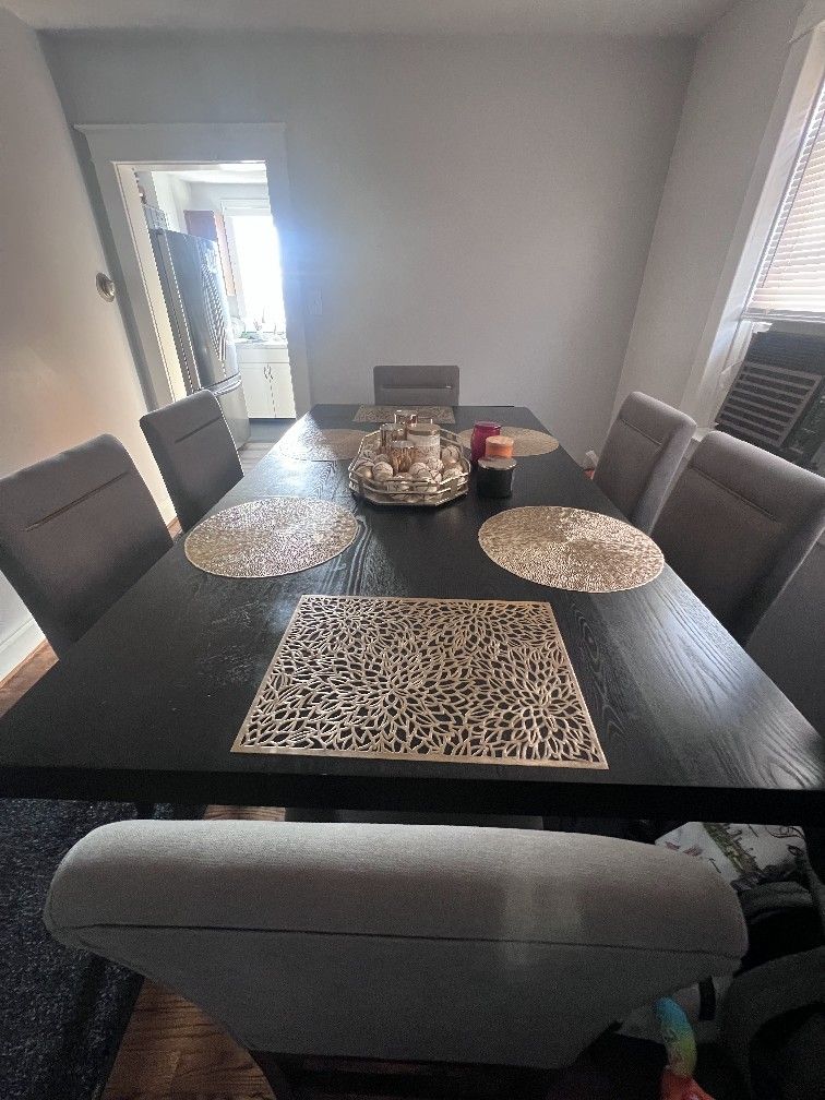 Dining Room Table (New-used) 