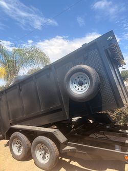 Scissor lift dump trailer