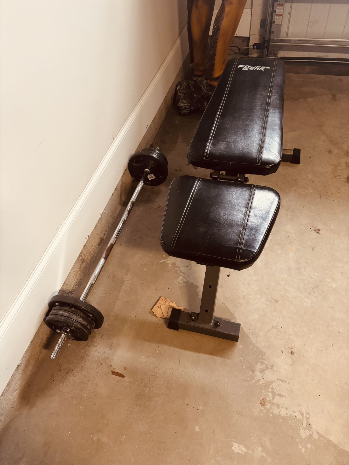 Adjustable Weight Bench With 60lb Barbell