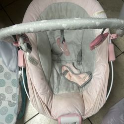 Minnie Mouse Vibrating Bouncer 