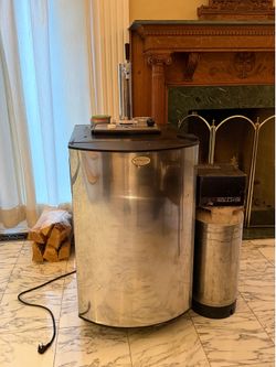 Kegerator with CO2 thing & free kegs