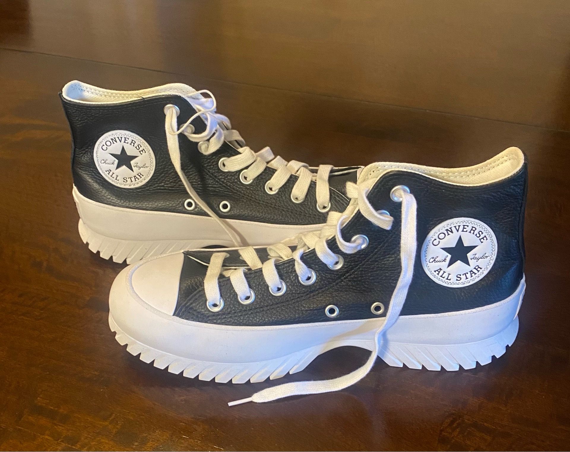 NEW Converse leather unisex M 7, W 9
