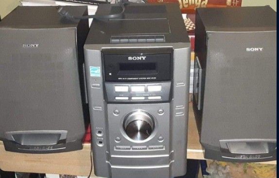 Sony Desk Top Or Shelf Radio With Tape Deck And CD Disc Changer Built-in Really Loud