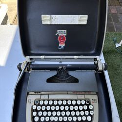 1960s Smith-Corona CLASSIC 12 Typewriter