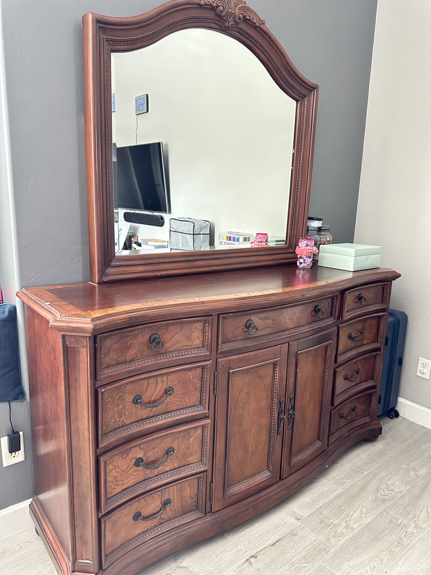 Dresser , 2 Night Stands, Bench And Console Table