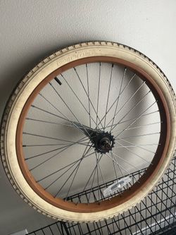 Cruiser bike back rim with tube + tires. (24”). Rin trasero para cruiser bike 24”