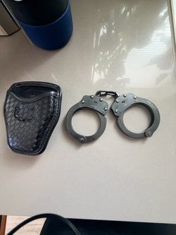 Peerless Handcuffs Model 701C – Made in USA – w/Black Case “Like new”   (Press “See More” below)