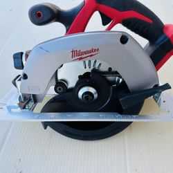 Milwaukee M18 18V Lithium-Ion Cordless 6-1/2 in. Circular Saw (Tool-Only