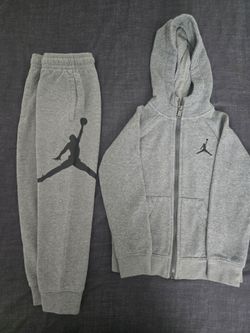 Boys Jordan hoodie and sweatpants