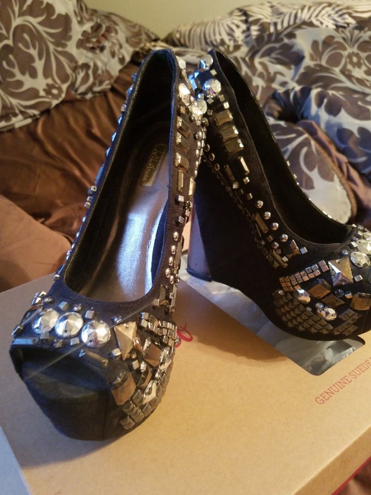 Wild pair size 7 womens wedges