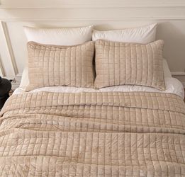 New Luxury Velvet Queen Size Quilt and Sham Set, Cozy Soft Comforter Lightweight Bedspread