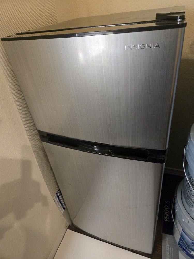INSIGNIA MINI FRIDGE WITH FREEZER