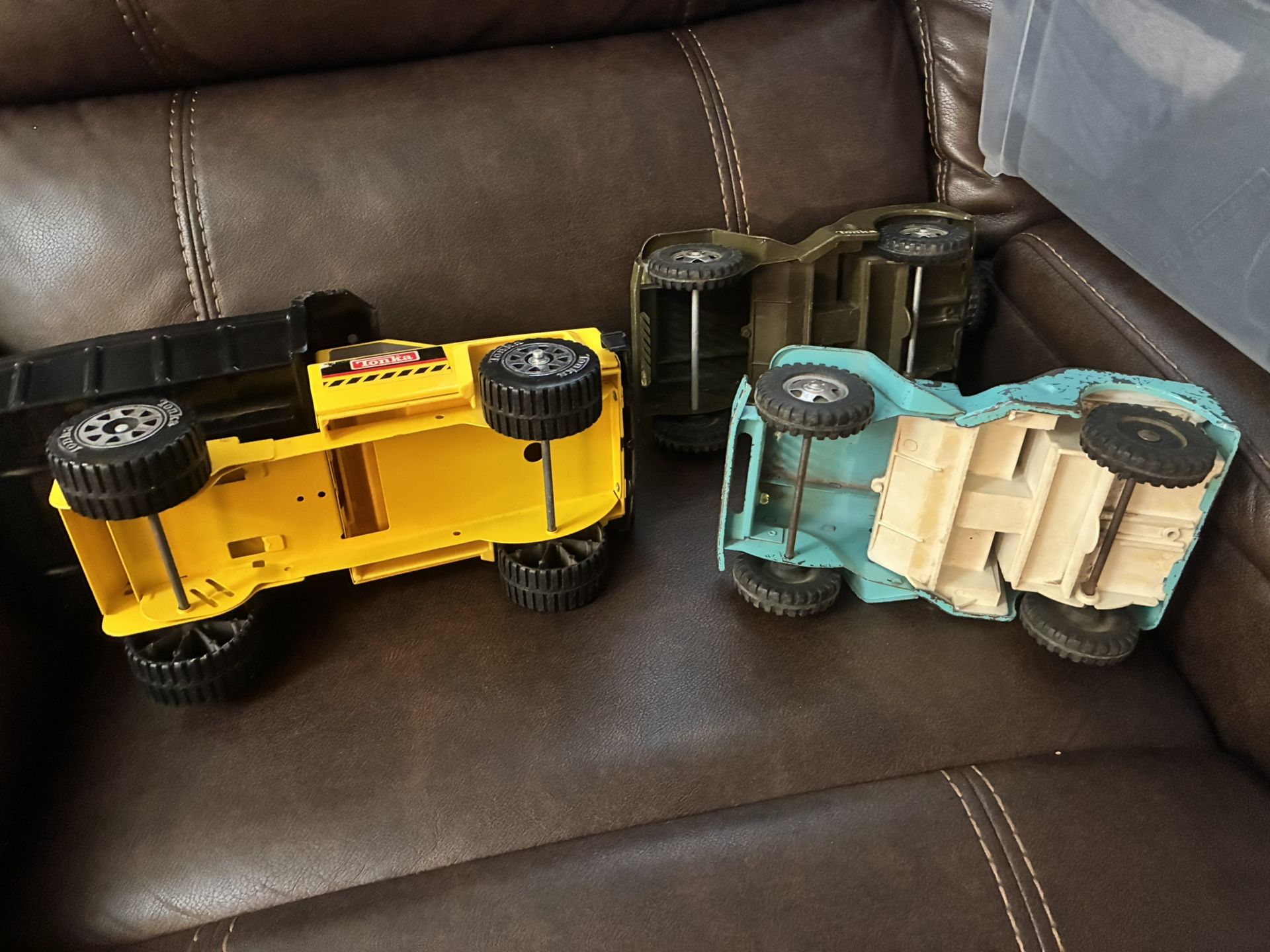 $70 for all 3 Vintage metal vehicles- pick up near fred meyers here in yakima. $30 each or all 3 for $70- $70 por los 3 vehículos de metal antiguos: