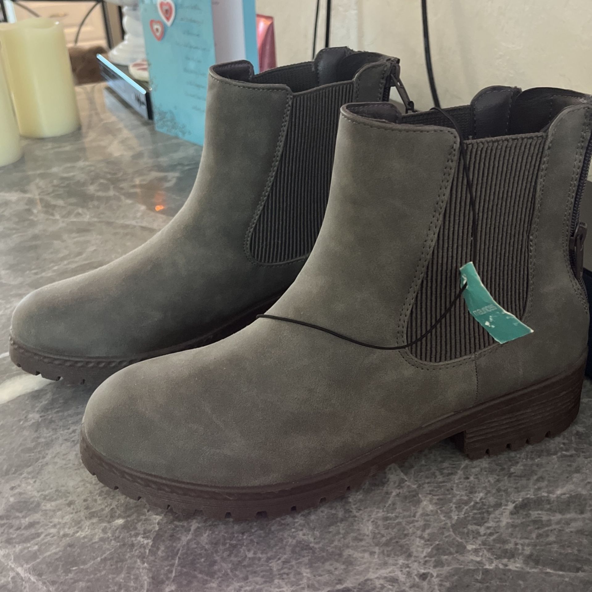 Brand New Shoes Size 8 1/2 And They Still Have !