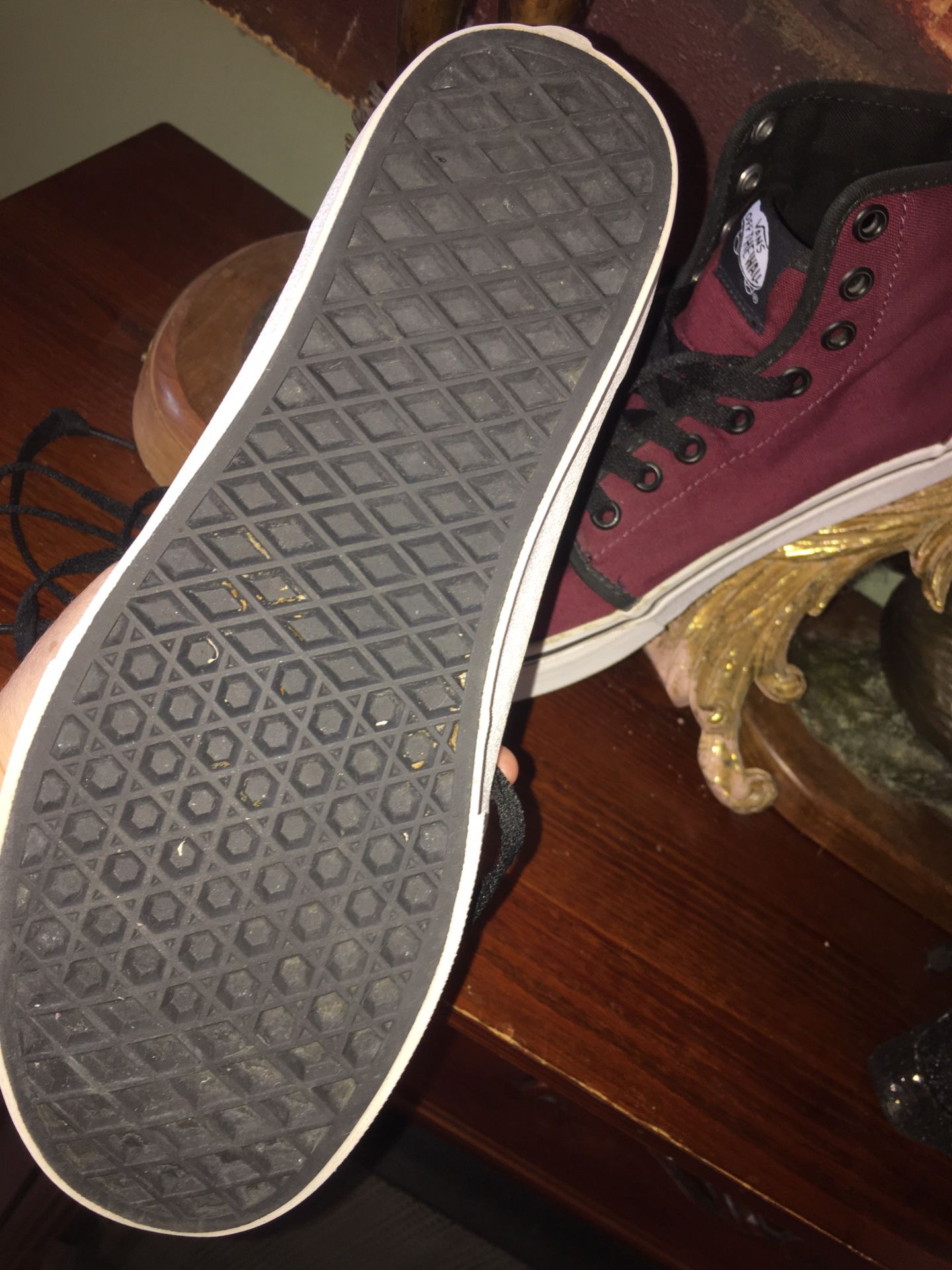 Vans of the wall cool burgundy semi new shoes in perfect clean condition size men’s 6 women’s 8