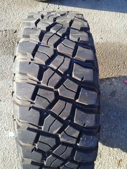 255/75R17 Bfgoodrich Km3 Tire (1) Semi New