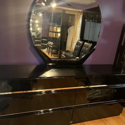 Plaque lacquer dresser