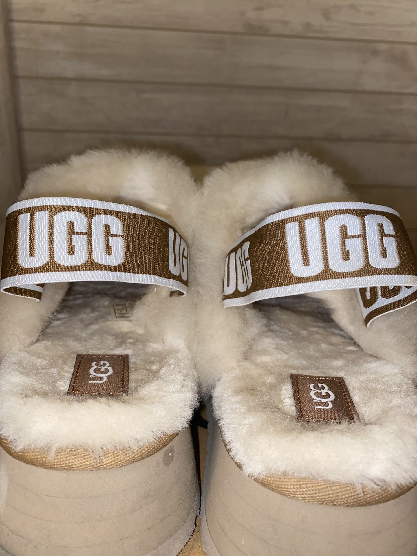 UGG SLIPPERS