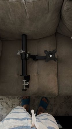 Single monitor arm