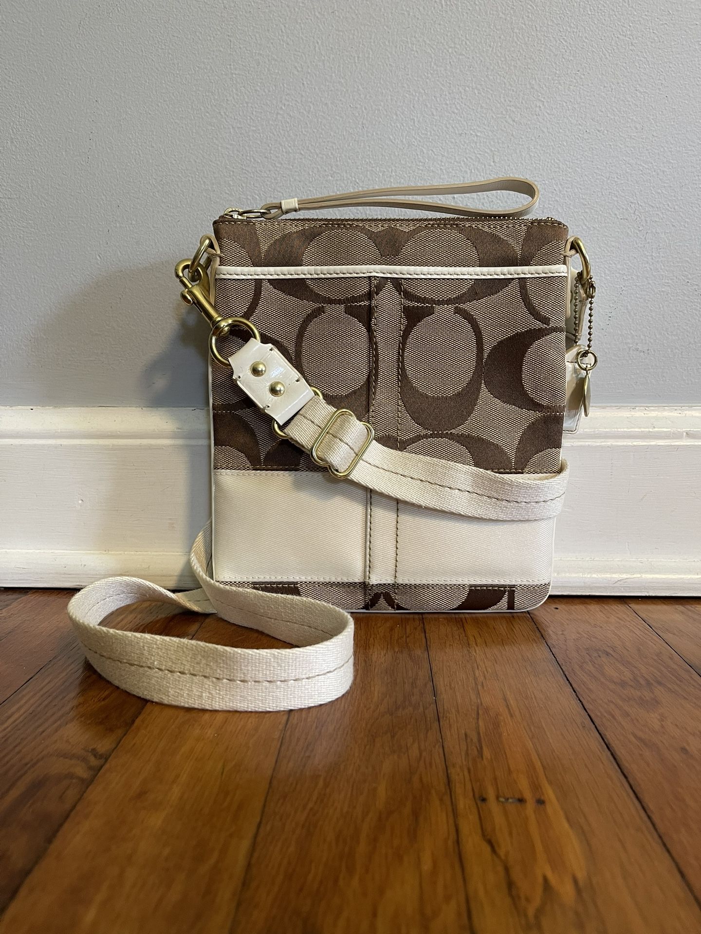 Beautiful Coach Signature Canvas Crossbody
