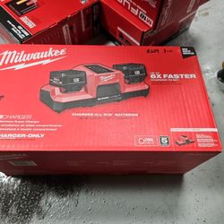 Milwaukee
M18 18V Dual Bay Simultaneous Super Charger