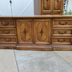 BEDROOM FURNITURE SET