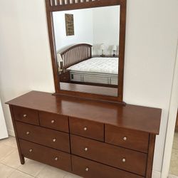 Bedroom Set Furniture Includes King Bed, 2 Dresser 2 Mirrors, 2 Tall Dresser And 4 Night Stands 4 Lamps 