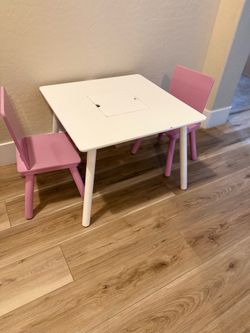 Toddler table with 2 chairs