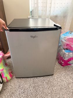 Whirlpool Mini Fridge w/ Freezer — Clean — MUST GO TODAY