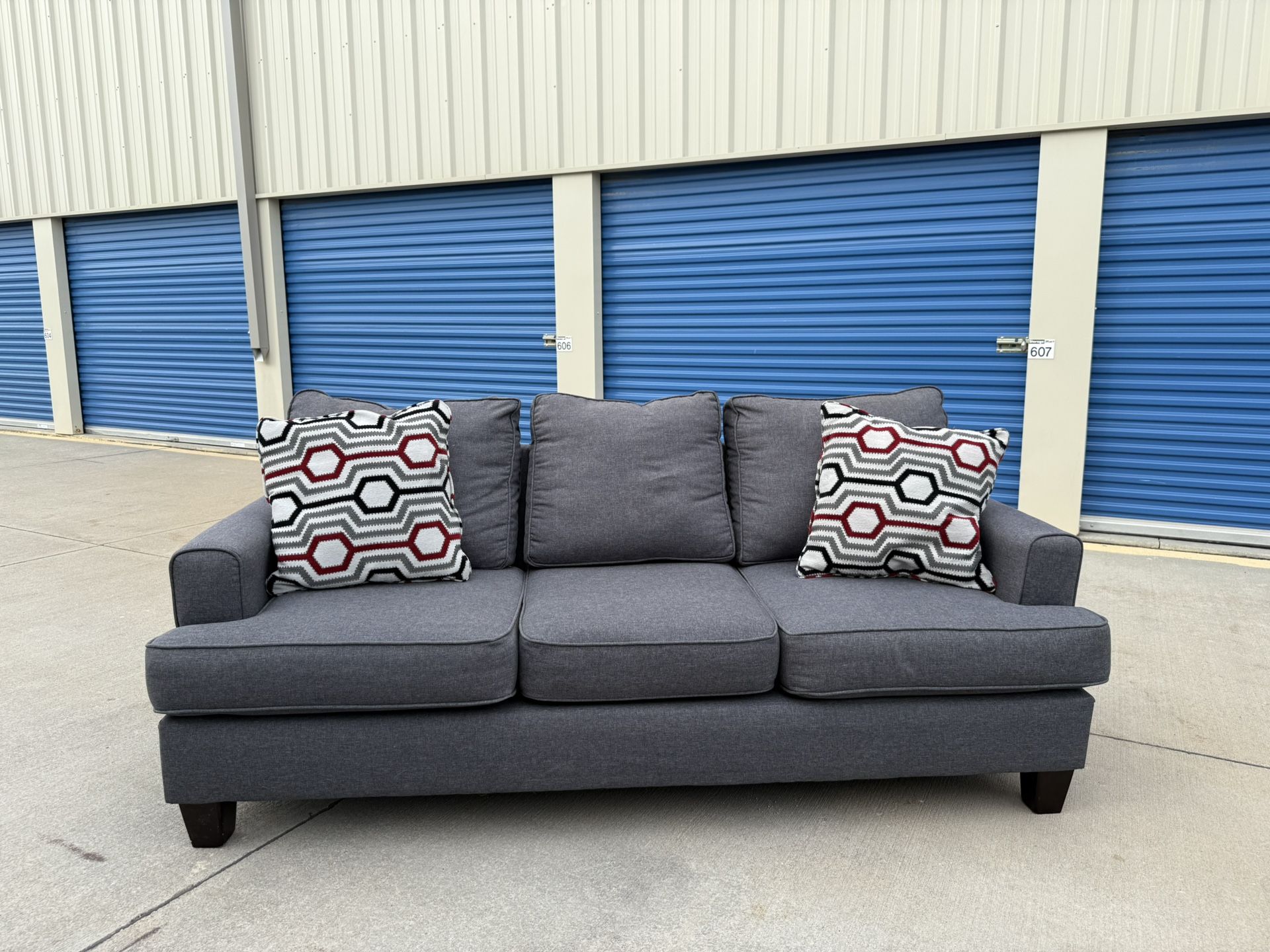 FREE DELIVERY 🚚🚛🚚 Beautiful Gray Couch