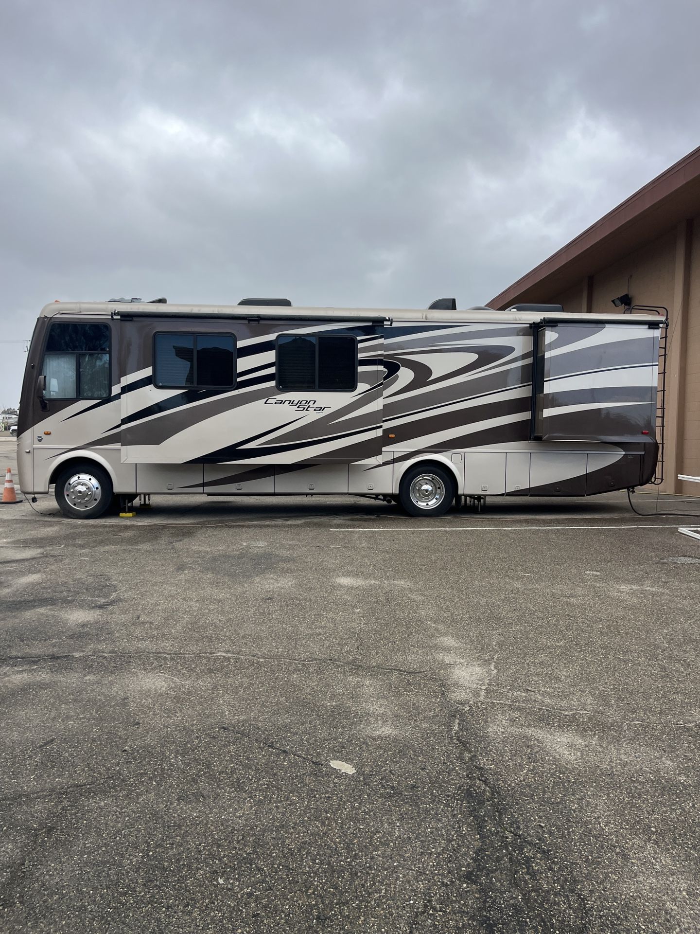 2011 Newmar Canyon Star