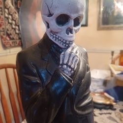 Halloween Skeleton Statue