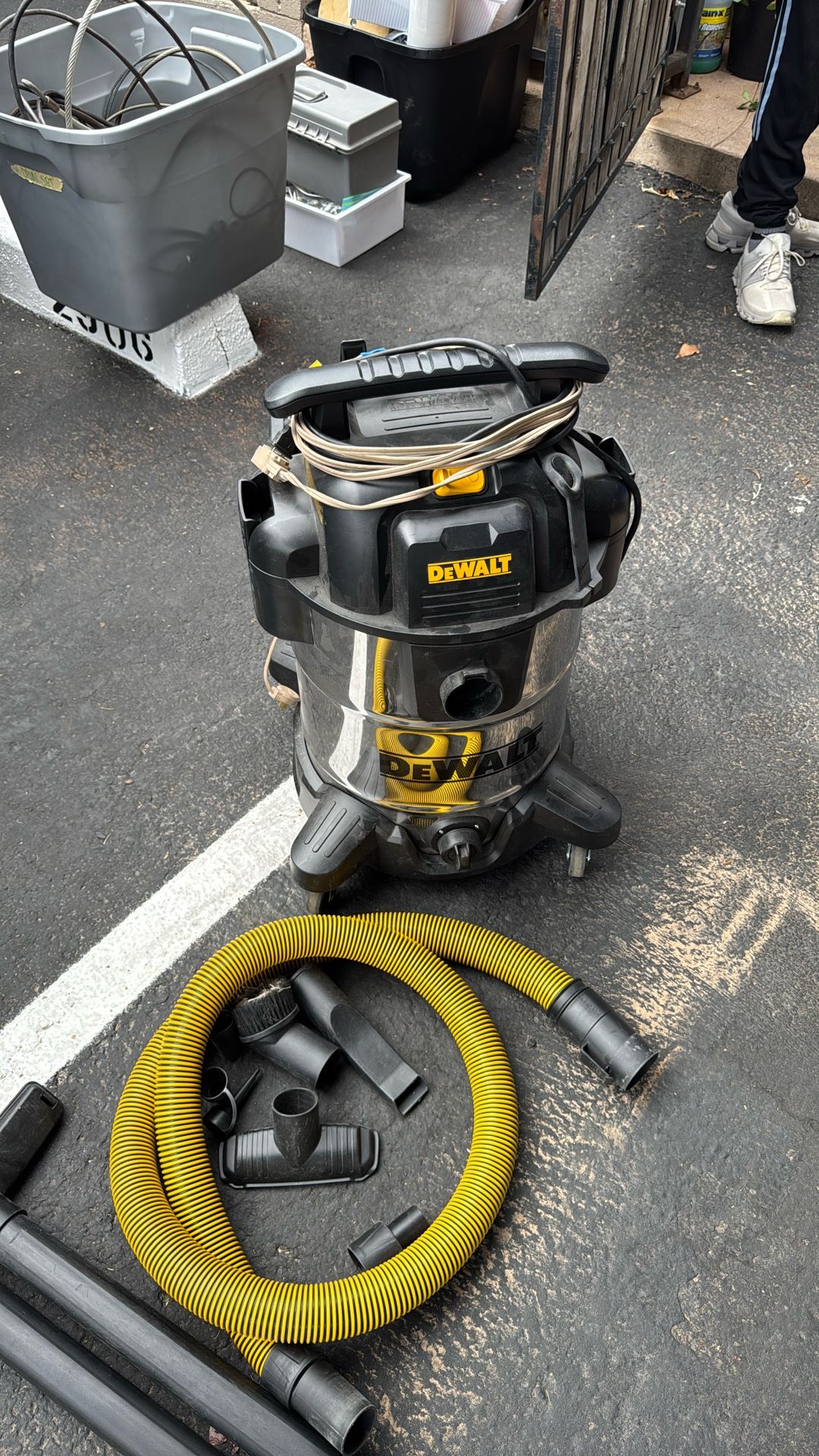 DEWALT Wet/Dry Shop Vacuum
