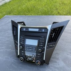 Hyundai Sonata Center Radio Climate Control Assembly.