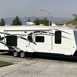 Toyhauler ✨2014 ATTITUDE WIDE LIGHT 27CBG 1/2 Ton Towable ✨$18,500 ✨OBO ⭐️Cash Offers In Person Only !clean Title And Registered In My Name !