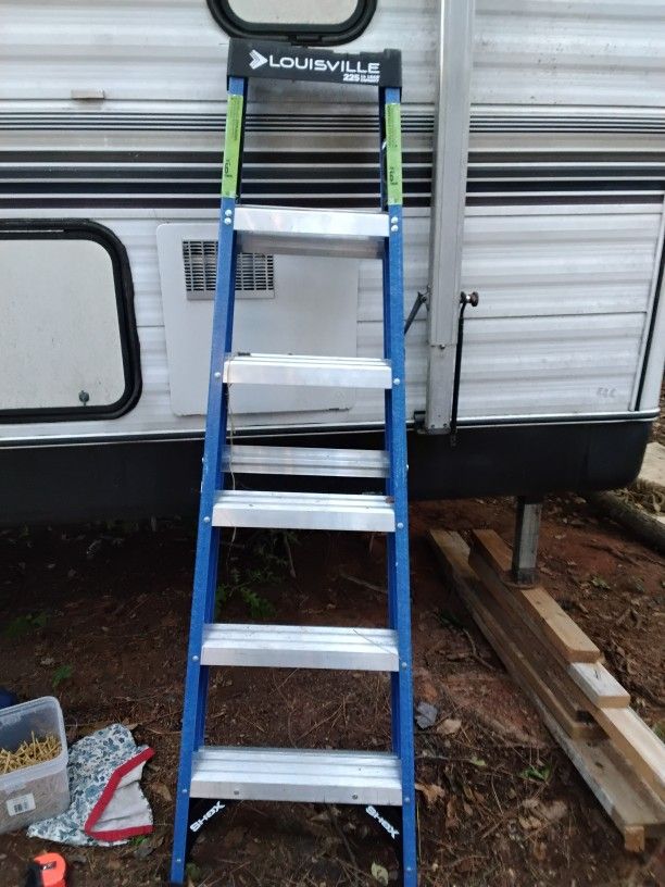 Wiener 6 Ft Fiberglass Ladder