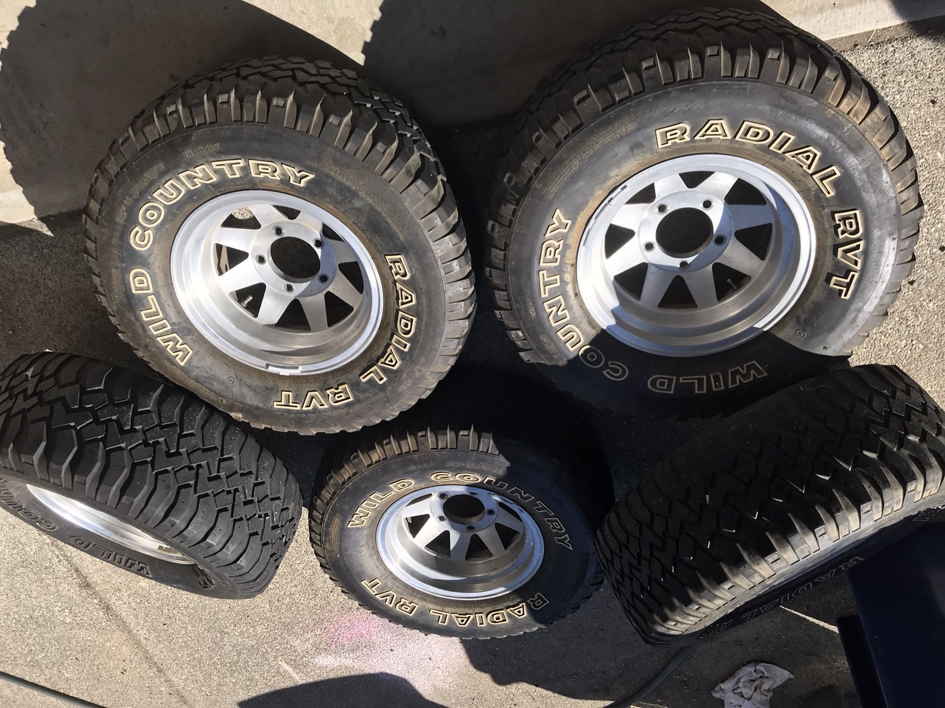 Set of 5 jeep wheels and tires